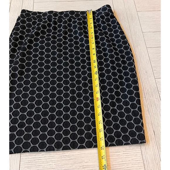 Elle black & white geometric print, knee length straight skirt. Poly, spandex. M - Picture 4 of 7